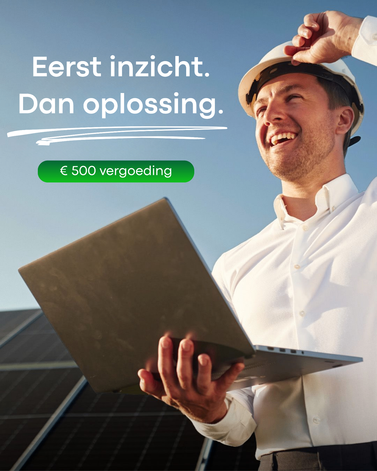 Lachende installateur met laptop bij zonnepanelen